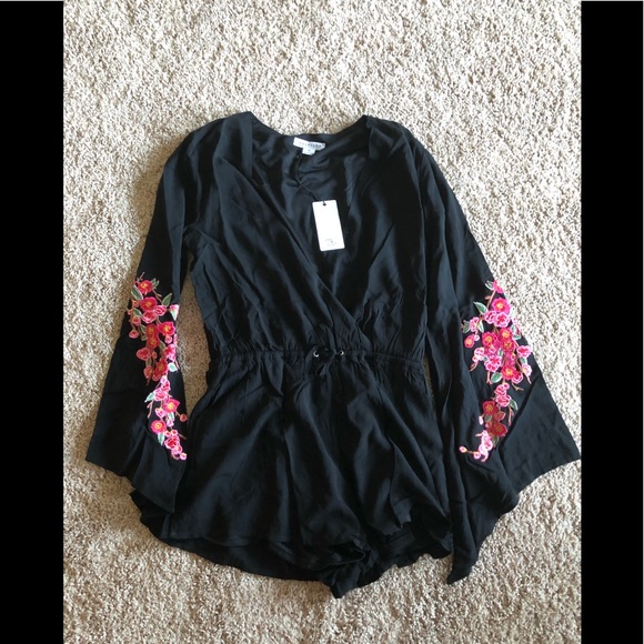 Long bell sleeve V-nck floral embroidery romper.❤️ - Picture 3 of 3